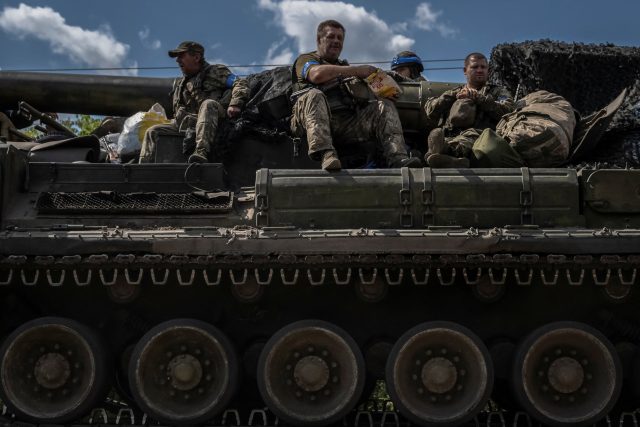 Vojáci ukrajinské armády na obrněném vozidle nedaleko hranic s Ruskem | foto: Vjačeslav Ratynskyj,  Reuters