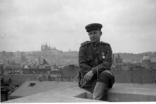 Důstojník Rudé armády po skončení bojů | foto: Vojenský historický ústav