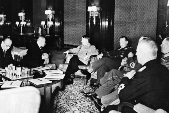 Emil Hácha během jednání s německými představiteli | foto: Bundesarchiv,  B 145 Bild-F051623-0206 / CC-BY-SA 3.0