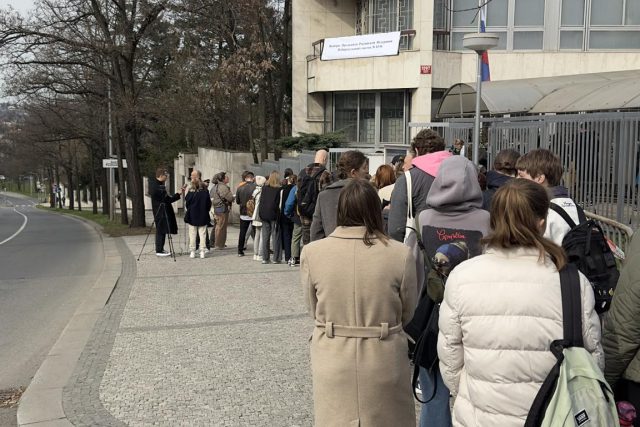 Zástup lidí před ruskou ambasádou v Praze | foto: Arina Dolgopolova