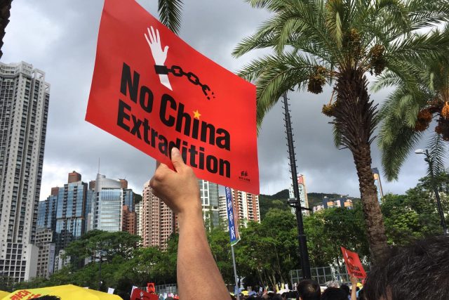 „Bylo by krásné,  kdy by všichni lidé na světě tak žárlivě střežili svou svobodu jako ti,  kdo chodí demonstrovat kvůli zdánlivě ne tak podstatnému zákonu, “ míní Jan Fingerland | foto: Justin Tong Han-kwan