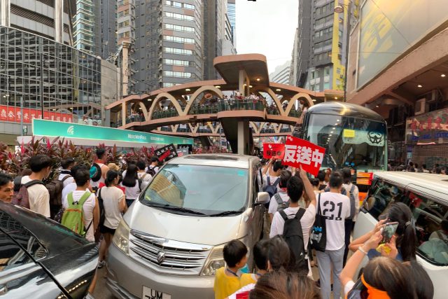Demonstrace v Hongkongu ochromily dopravu v ranní špičce | foto: Justin Tong Han-kwan