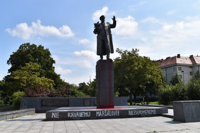 Pomalovaná socha maršála Ivana Koněva v Praze 6 Dejvicích | foto: Facebook Praha 6