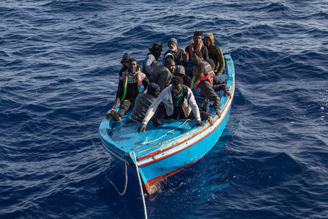 Migranti na lodi u břehů Libye. | foto: Lenka Klicperová,  Český rozhlas