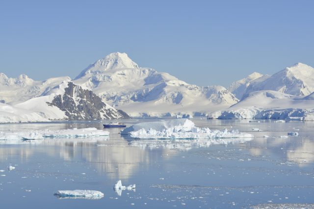 Podle vědců svědčí dutina o tom,  že tání ledovců probíhá daleko rychleji | foto: Tomáš Endris,  Soukromý archiv