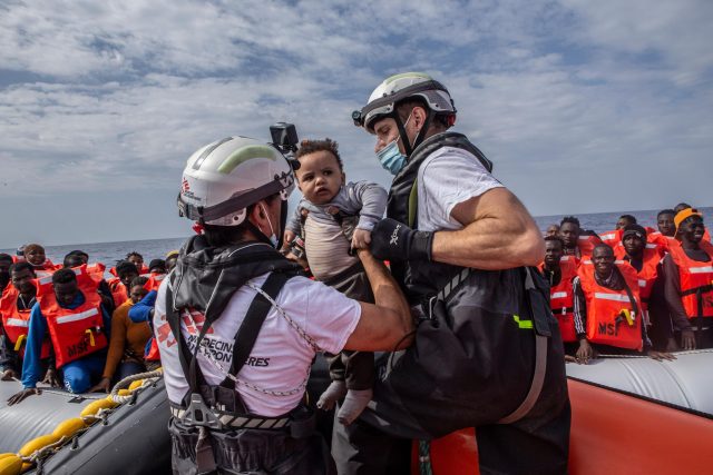 Plavidlo Geo Barents s 470 migranty zakotvilo po týdnu čekání na pobřeží Sicílie. | foto: Anna Pantelia,  Lékaři bez hranic
