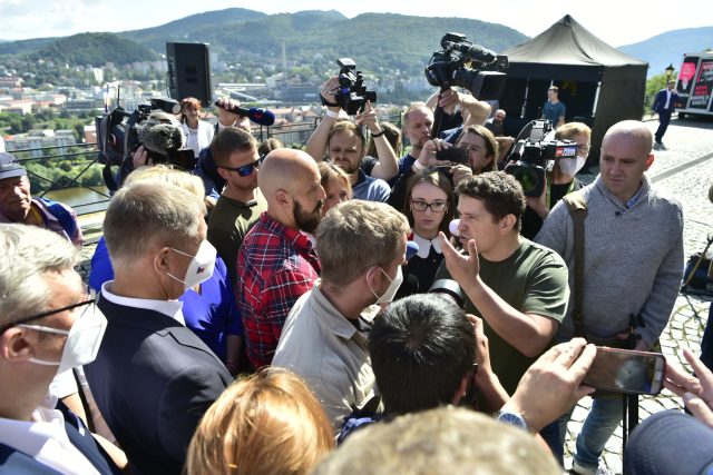 Andrej Babiš mladší  (vpravo v zeleném triku) mluví na předvolebním mítinku hnutí ANO na svého otce | foto: Ondřej Hájek,  ČTK