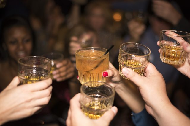 Alkohol,  přípitek,  party  (ilustrační foto) | foto: Pixabay,  CC0 1.0