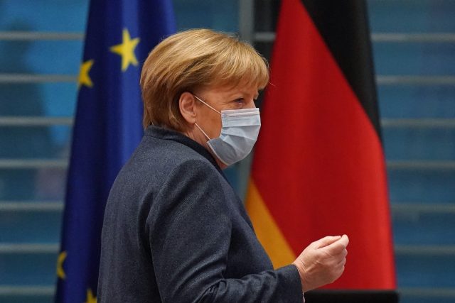 Angela Merkelová během pravidelného jednání vlády 16. prosince,  od kdy v Německu platí přísný lockdown | foto: Profimedia
