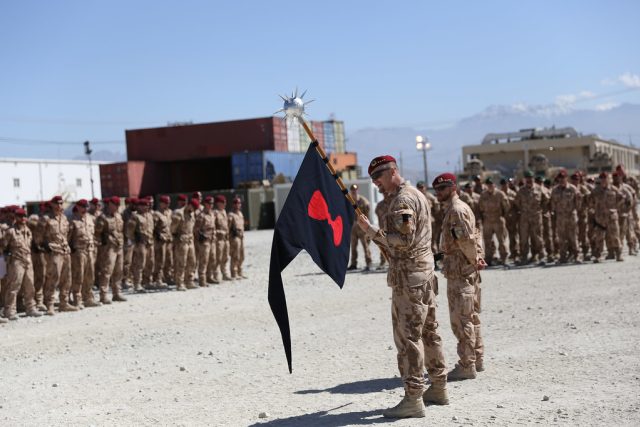 Čeští vojáci v Afghánistánu se symbolem soudržnosti roty,  Husitským praporem | foto: des. R. H.,  www.mise.army.cz