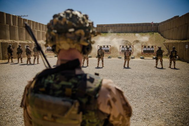 Střelecká příprava vojáků v Afgánistánu  (ilustrační foto) | foto: Daniel Píša,  www.mise.army.cz