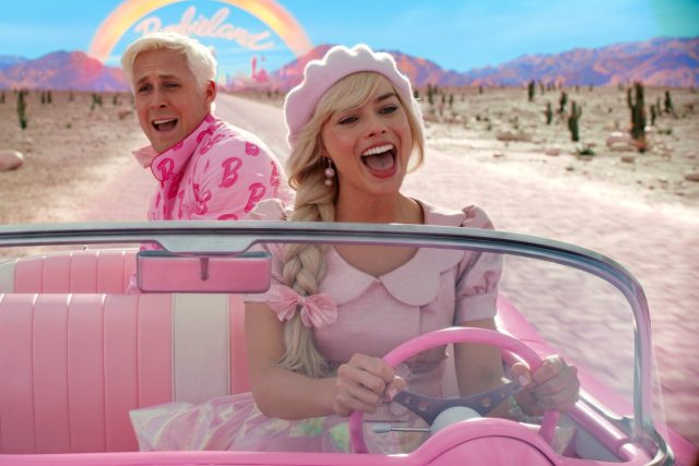 Ken  (Ryan Gosling) a Barbie  (Margot Robbie) na cestě do reálného světa | foto: Vertical Entertainment