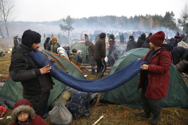 Provizorní tábor v Bělorusku v blízkosti polské hranice | foto: Reuters