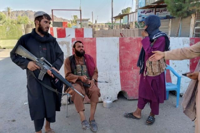 Bojovníci Tálibánu ve městě Farah,  Afghánistán | foto: Reuters