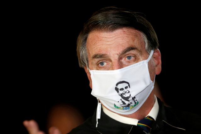 Brazilský prezident Jair Bolsonaro se dlouhodobě vymezoval vůči nošení roušek. | foto: Adriano Machado,  Reuters