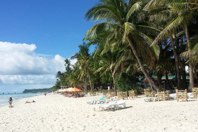 Nejen bílé písečné pláže,  ale také noční život lákají na Boracay 2 miliony turistů ročně | foto: tttboram,  Pixabay,  Český rozhlas
