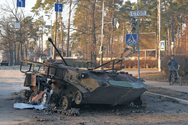 Zničené vojenské vozidlo ve městě Bucha nedaleko Kyjeva. | foto: Reuters