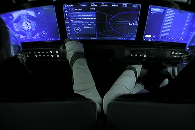 Pohled od kokpitu lodi Crew Dragon | foto: SpaceX