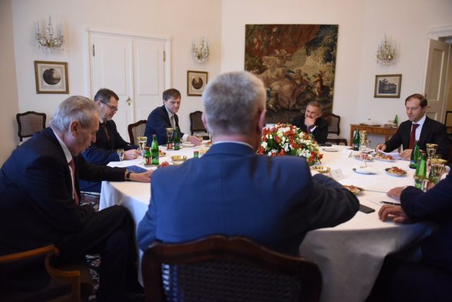 Prezident Miloš Zeman přijal ve středu na Pražském hradě delegaci vedenou ruským ministrem průmyslu Denisem Manturovem | foto: Pražský hrad