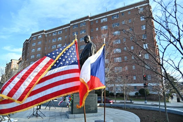 Babiš při slavnostním ceremoniálu,  kterému přihlížely tři desítky českých krajanů,  připomněl Masarykův humanistický odkaz. Zdůraznil,  že demokratické ideály,  které Masaryk prosazoval,  je třeba stále obhajovat. | foto: Oficiální účet Úřadu vlády České republiky,  Twitter