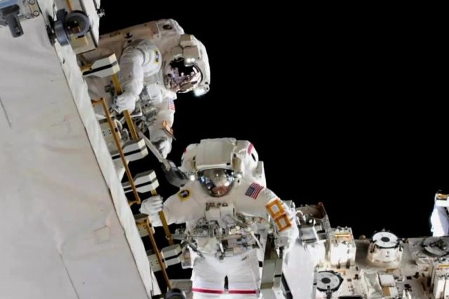 Američtí astronauti Anne McClain a Nick Hague vyměňují baterie na plášti Mezinárodní vesmírné stanice | foto: NASA