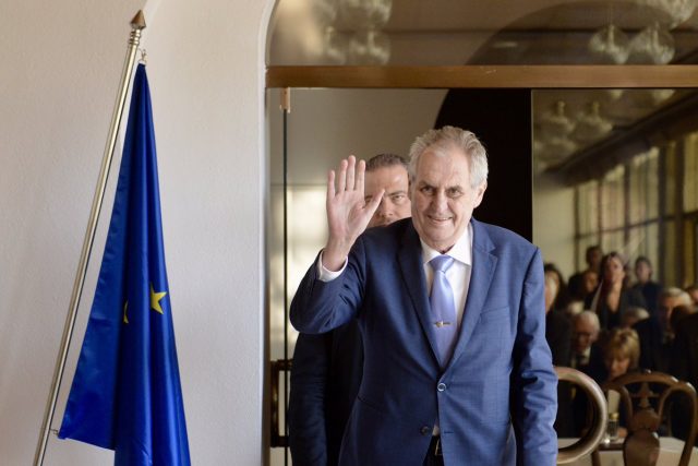 Zeman měl porušit ústavu například vytvořením úřednické vlády Jiřího Rusnoka v roce 2013,  odmítnutím odvolat tehdejšího ministra financí Andreje Babiše  (ANO) či nejmenováním Miroslava Pocheho  (ČSSD) ministrem zahraničí | foto: Pražský hrad