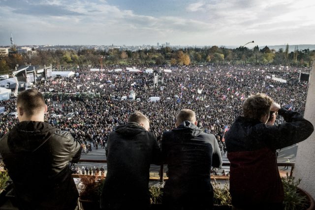 Dnešní akce se řadí mezi tři největší politické demonstrace,  které se na Letné odehrály. | foto: Michaela Danelová,  iROZHLAS.cz