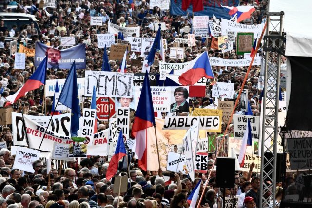 Demonstrace svolaná hnutím Milion chvilek pro demokracii.  | foto: Michaela Danelová,  iROZHLAS.cz