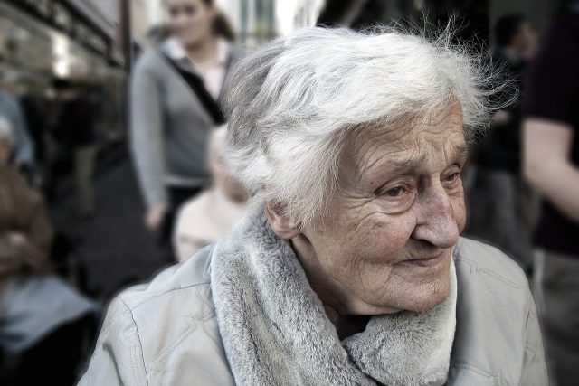 Zvýšení důchodů o tisíc korun nejstarším penzistům má pokrýt jejich vyšší zdravotní náklady | foto: geralt/CC0 Creative Commons,  Fotobanka Pixabay