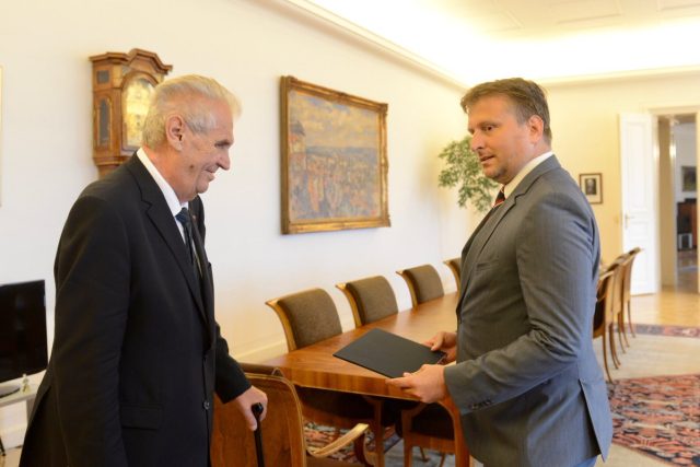 Prezident Zeman v úterý jmenoval nového ministra spravedlnosti Jana Kněžínka | foto: Kancelář prezidenta republiky