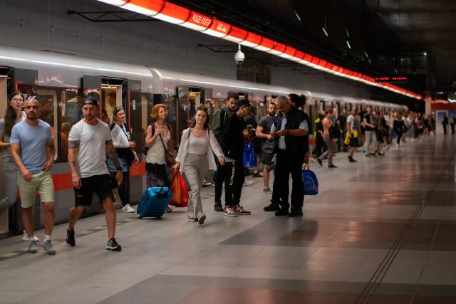 Cestující v metru | foto: Zuzana Jarolímková,  Český rozhlas