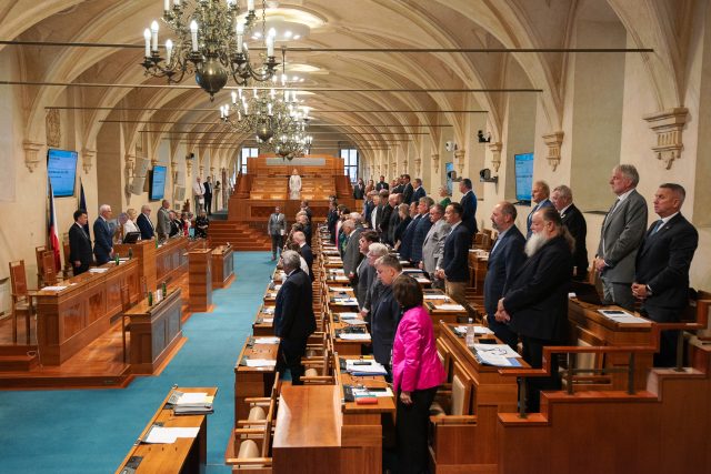 Na začátku schůze Senátu se držela minuta ticha za Milana Kunderu | foto: Zuzana Jarolímková,  iROZHLAS.cz