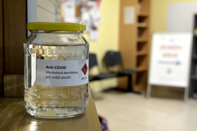 Alkoholová dezinfekce Anti-COVID v zavařovací sklenici | foto: Kristián Těmín,  Český rozhlas,  Český rozhlas