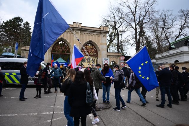 Před ambasádou se sešla asi stovka demonstrantů | foto: Jan Hromádko,  Český rozhlas
