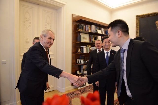 Prezident Miloš Zeman a James Li,  člena dozorčí rady a prezident Huawei pro evropský region | foto: Kancelář prezidenta republiky