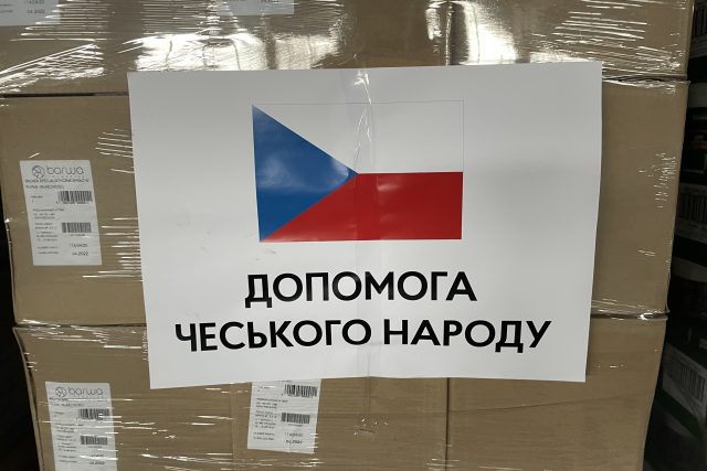 Dovezené balíky s humanitární pomocí s nápisem „Pomoc českého národa“. | foto: Martin Dorazín,  Český rozhlas