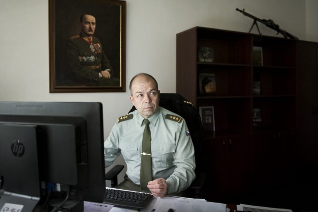 „Vždycky jsem se snažil sloužit své zemi,  nejen proto,  že mám na sobě uniformu, “ říká Eduard Stehlík | foto: Michaela Danelová,  iROZHLAS.cz