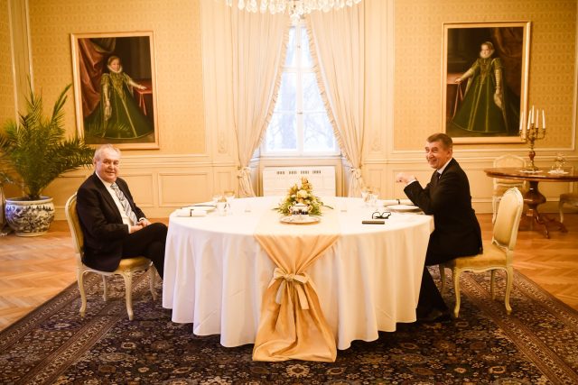 Prezident Miloš Zeman a premiér Andrej Babiš  (ANO) během novoročního oběda v Lánech | foto: Twitter Jiřího Ovčáčka