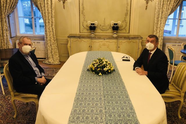 Prezident Miloš Zeman a premiér Andrej Babiš  (ANO) na schůzce v Lánech. | foto: Twitter Jiřího Ovčáčka