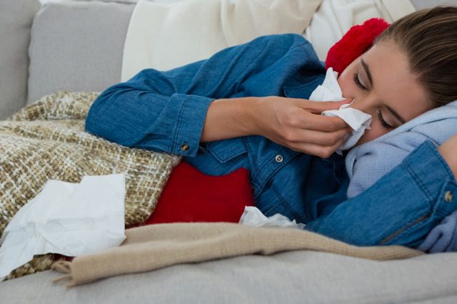 Podle místopředsedy Sdružení praktických lékařů je v případě virózy lepší využít sick days nebo neplaceného volna | foto: ČTK/WAVEBREAK,  ČTK