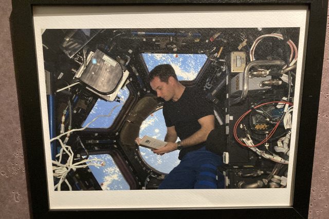 Francouzský astronaut Thomas Pesquet vzal Malého prince na palubu Mezinárodní vesmírné stanice | foto: Martin Balucha,  Český rozhlas