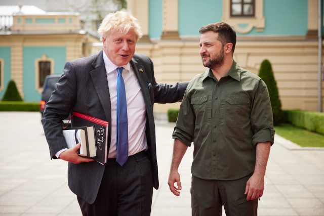 Britský premiér Boris Johnson přijel do ukrajinského Kyjeva,  kde se sešel s prezidentem Volodymyrem Zelenským | foto: Twitter Borise Johnsona
