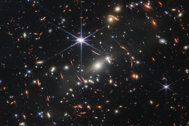 První fotografie dalekého vesmíru pořízená Webbovým teleskopem | foto: NASA
