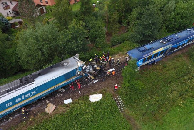 Srážka vlaků v Milavčích na Domažlicku z pohledu z dronu | foto: HZS Plzeňského kraje