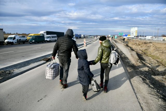 Ukrajinci prchají přes hraniční přechod u polské Medyky | foto: René Volfík,  iROZHLAS.cz