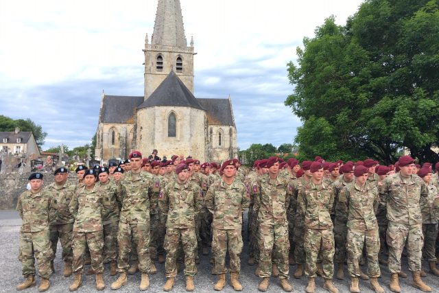 Američtí vojáci ve městě Picauville. | foto: Martin Balucha,  Český rozhlas,  Český rozhlas