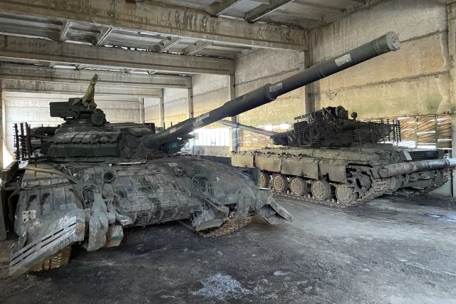 Tanky T-64 na vojenské základně na východě Ukrajiny. | foto: Martin Dorazín,  Český rozhlas