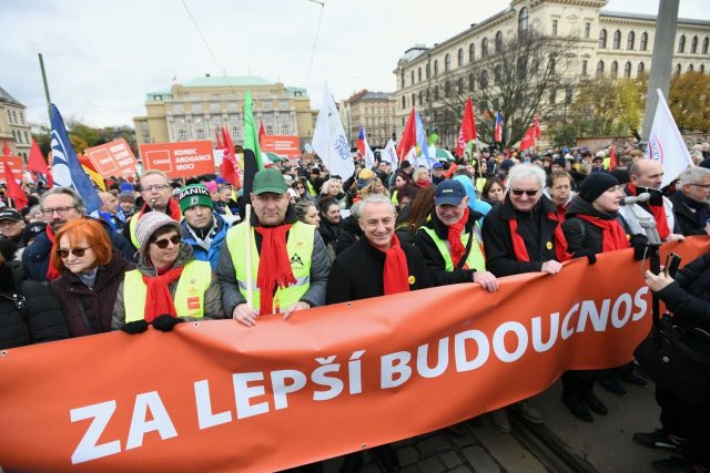 Protestní pochod,  v čele předák ČMKOS Josef Středula | foto: René Volfík,  iROZHLAS.cz