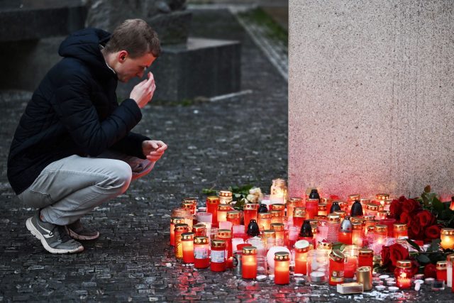 Lidé pokládají svíčky před sídlem Karlovy univerzity | foto: René Volfík,  iROZHLAS.cz