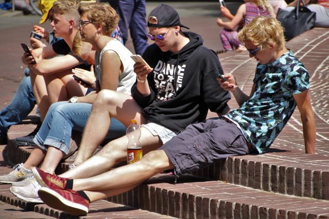Mladí lidé se smartphony  (ilustrační foto) | foto: pxhere.com